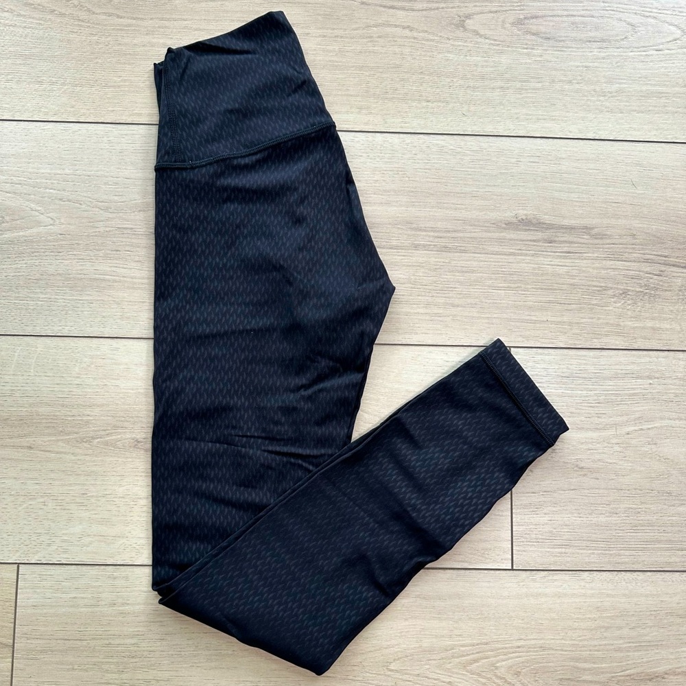 Lululemon Wunder Train. Size 2. 25 inch leg length 🖤